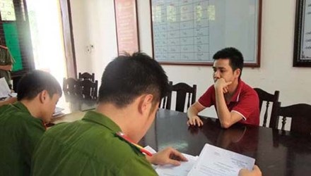 Bắt giam giám đốc lừa đảo xuất khẩu lao động - 1 Lê Đức Chín tại cơ quan công an. (Ảnh: Công an Thanh Hóa)