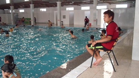  Nhân viên cứu hộ Nguyễn Văn Tú đang theo dõi khách bơi.