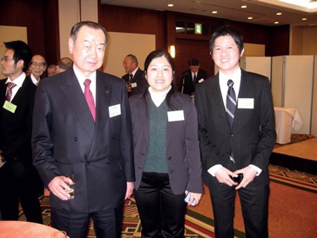 Nguyễn Mạnh Dũng (phải) lãnh học bổng khi học thạc sỹ