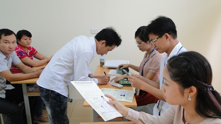 XKLĐ sang Ả rập Xê út: Siết chặt quản lý lao động - 1 Lao động làm thủ tục XKLĐ