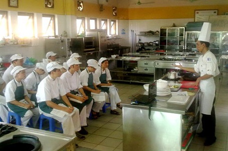 Thất nghiệp vì hiểu sai về thợ, thầy - 1 Học viên nghề nấu ăn rất dễ kiếm việc làm tại các khách sạn, nhà hàng.