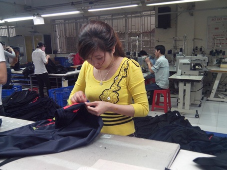 Thu nhập thấp khiến đời sống lao động còn khó khăn (ảnh: B.M)