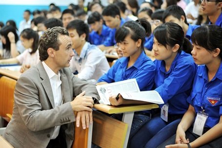 Lãnh đạo Cty đa quốc gia khuyên sinh viên điều gì? - 1 Ông Jesuc Madrazo chia sẻ với sinh viên các trường ĐH tại Hội thảo.