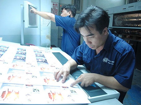 Nhân lực ngành in: Khó tìm thợ giỏi - 1 Nhân viên kỹ thuật làm việc trong xưởng in của Công ty Thiết kế In Gia Võ