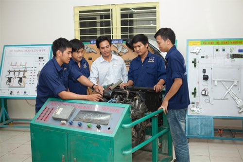 Giải pháp mới hướng nghiệp cho học sinh - 1 Học sinh đang thực hành tại Trường ĐH Nguyễn Tất Thành.