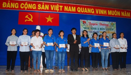18 thí sinh có điểm thi cao nhất trong từng nghề được trao giải nhất nhì ba của cuộc thi