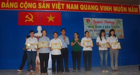 18 thí sinh có điểm thi cao nhất trong từng nghề được trao giải nhất nhì ba của cuộc thi