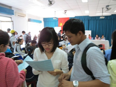 Tìm kiếm cơ hội việc làm ở một ngày hội việc làm.