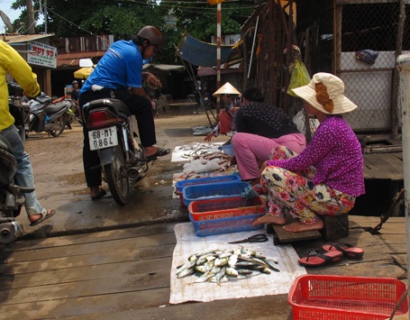 Bất cập trong cơ chế lương tối thiểu vùng - 1 Lương thấp khiến mức sống của lao động thêm khó khăn