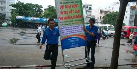  Các tình nguyện viên chuẩn bị dựng chốt trực gần cổng 1 Bến xe Miền Đông