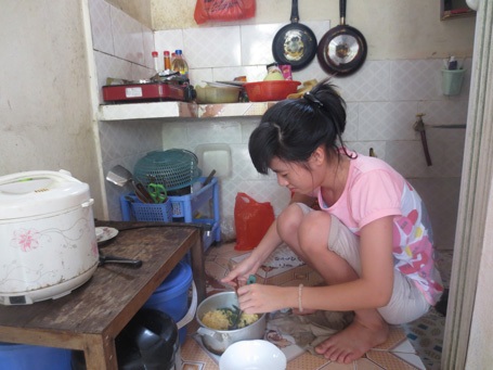 Trên 50 % lao động làm thêm với cường độ cao - 2 Một nữ công nhân đang chuẩn bị bữa ăn tuối sau ca làm việc