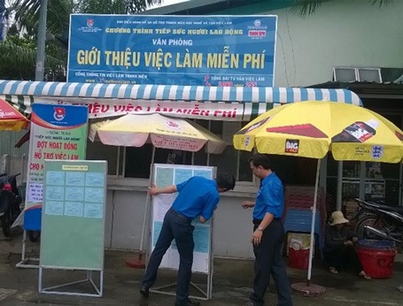 Ngớt mưa, tình nguyện viên vội vàng dựng lại bảng thông tin để kịp thời tiếp nhận người lao động