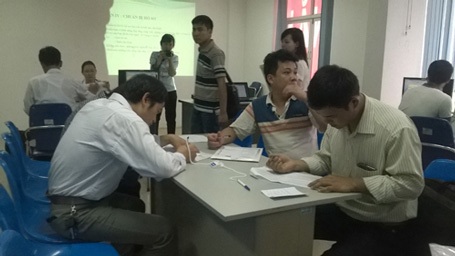 Lãng phí nguồn lực “hậu” xuất khẩu lao động - 1 Người từng đi xuất khẩu lao động làm thủ tục xin việc tại Trung tâm giới thiệu việc làm Hà Nội.