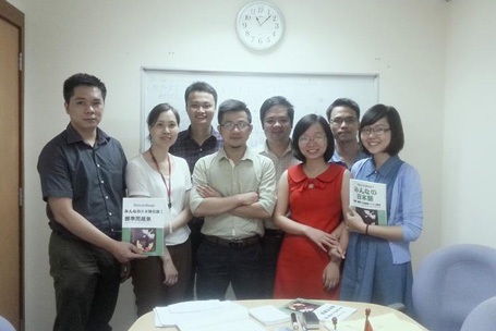 Vào nghề khi còn là sinh viên - 2 Minh Phượng (ngoài cùng, bên phải) cùng các học viên tiếng Nhật tại Cty