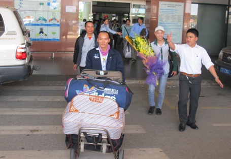 Hình ảnh 184 lao động Việt Nam tại Lybia về tới sân bay Nội Bài - 9 Các lao động sẽȠđược Cty đưa lên xe về nhà