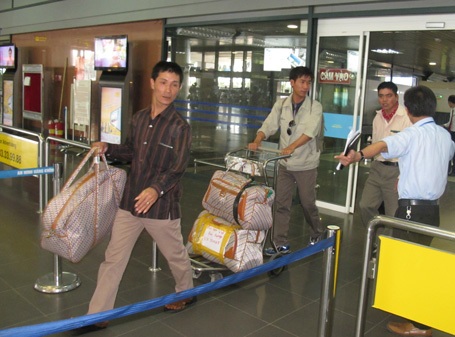 Hình ảnh 184 lao động Việt Nam tại Lybia về tới sân bay Nội Bài - 6 Rất nhanh, đại diện Công ty Vinamex hướng dẫ lao động ra xe chờ