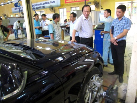 Đoàn công tác kiểm tra thiết bị ôn luyện môn sửa chữa ô tô