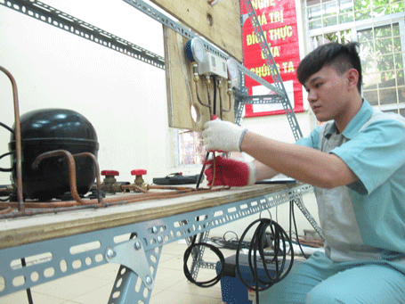 Nhiều hy vọng vào Kỳ thi tay nghề Asean lần thứ 10 - 1 Thí sinh ôn luyện nghề sửa chữa máy lạnh.