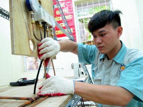 Thí sinh ôn luyện ôn sửa chữa điện lạnh