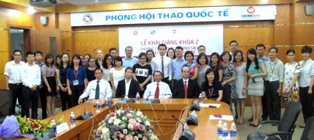 Học viên chụp ảnh cùng Ban lãnh đạo chương trình đào tạo.