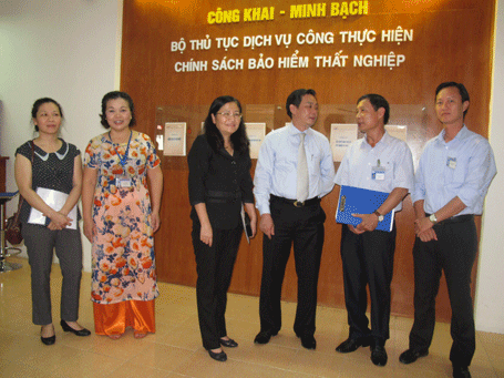 Hà Nội: Dịch vụ công giải quyết chính sách bảo hiểm thất nghiệp - 1 Các đại biểu tham quan nơi tiếp nhận thủ tục hành chính một cửa về BHTN.