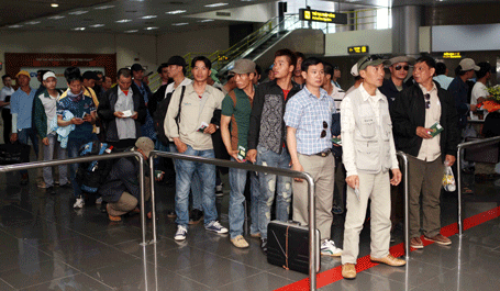 Lao động từ Lybia về nước: Vì sao mức hỗ trợ thấp hơn năm 2011? - 1 Lao động Việt Nam từ Lybia về nước hôm 10/8.