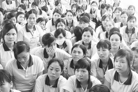 Người lao động trông chờ lương tối thiểu phải đủ mức sống tối thiểu. Ảnh: Nam Dương