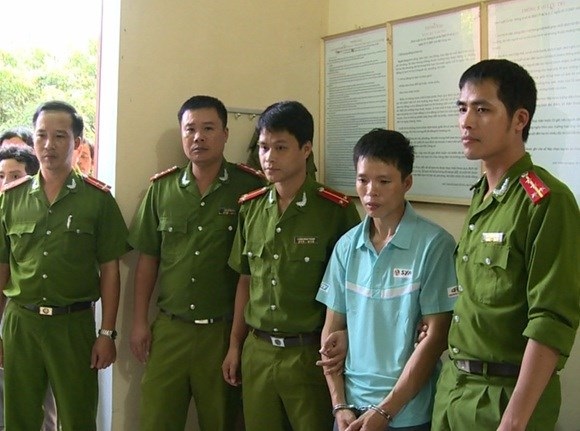 Công nhân cho phân người vào hàng xuất khẩu sang Nhật vì... phải làm việc nhiều - 1 Đối tượng Trần Xuân Trình bị bắt khi đang lẩn trốn tại huyện Chư Sê, tỉnh Gia Lai