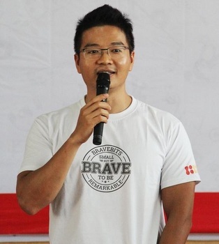 Mỹ thuật đa phương tiện: Khởi nghiệp bằng đam mê bất tận - 2 Các học viên Arean
Multimedia làm thủ tục tung mũ trong lễ tốt nghiệp.