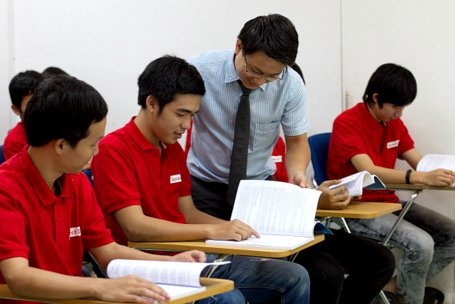 Có nên vừa học đại học, vừa học nghề? - 1 Giờ học môn lập trình tại Hệ
thống đào tạo lập trình viên quốc tế Aprotrain Aptech.