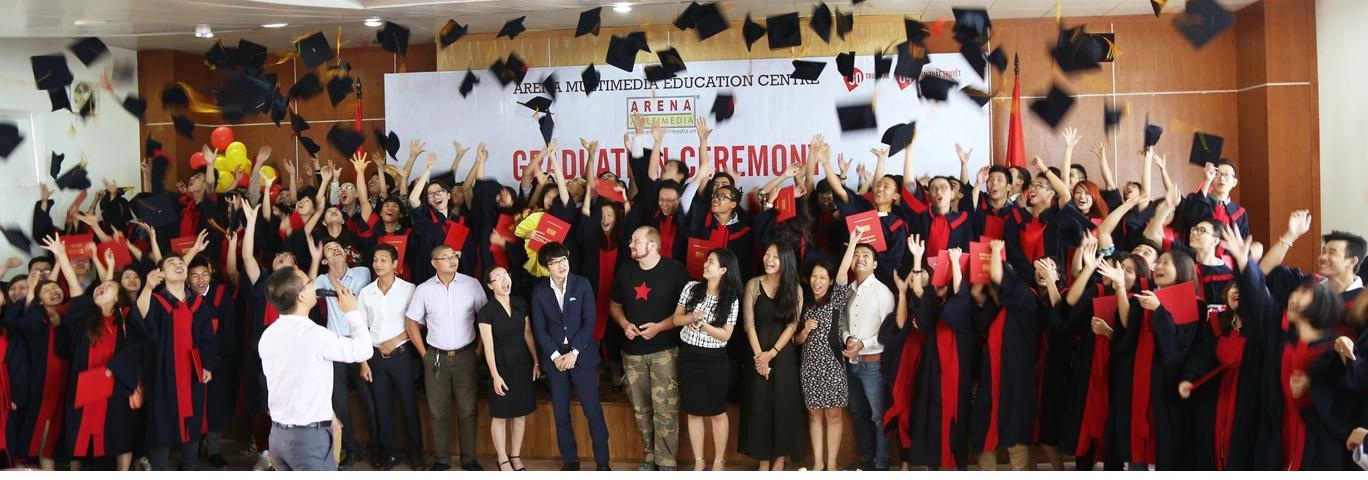 Mỹ thuật đa phương tiện: Khởi nghiệp bằng đam mê bất tận - 1 Các học viên Arean
Multimedia làm thủ tục tung mũ trong lễ tốt nghiệp.