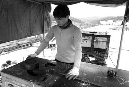 Xuất khẩu Lao động: Thêm những thị trường tiền tỉ mỗi năm - 1 Lao động Việt Nam đang làm việc tại Hàn Quốc. Ảnh H.Q