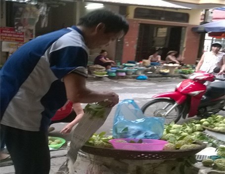 Nhọc nhằn mưu sinh, nuôi con học đại học - 1 Ông Út bán hàng rong.