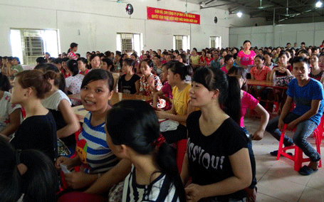Nhờ công an vào cuộc tìm ra những kẻ ngăn cản công nhân đi làm - 1 CNLĐ đã trở lại làm việc sau khi công an vạch mặt những kẻ quấy phá. Ảnh: Bắc Việt