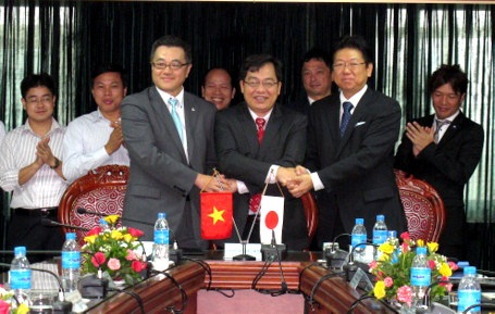 Đại diện ĐHCN Hà Nội (giữa) ký thỏa thuận với 2 công ty Nhật Bản về tạo nguồn nhân lực