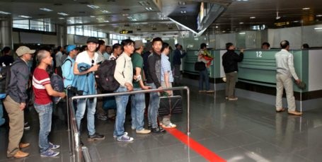 Kết thúc chiến dịch đưa lao động Việt Nam từ Lybia về nước - 2 Lao động Việt Nam từ Lybia đang làm thủ tục tại sân bay Nội Bài (Hà Nội)