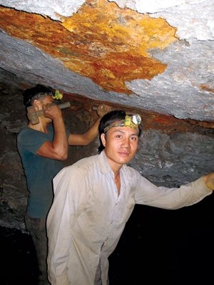 Đầu trần, chân đất ở "thủ phủ” Quỳ Hợp - 2 Đầu trần, chân đất đào quặng dưới những căn hầm tối om, thiếu an toàn