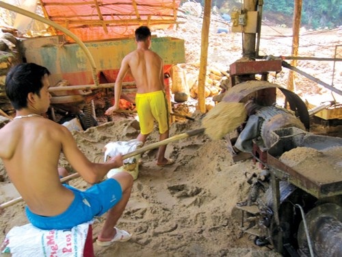 Đầu trần, chân đất ở "thủ phủ” Quỳ Hợp - 3 Công nhân của Công ty Cường Thọ chỉ mặc... quần đùi để làm việc