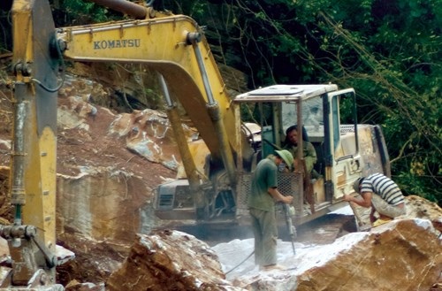Đầu trần, chân đất ở "thủ phủ” Quỳ Hợp - 1 Hai thợ khoan đá cùng anh lái múc cũng quên luôn bảo hộ lao động