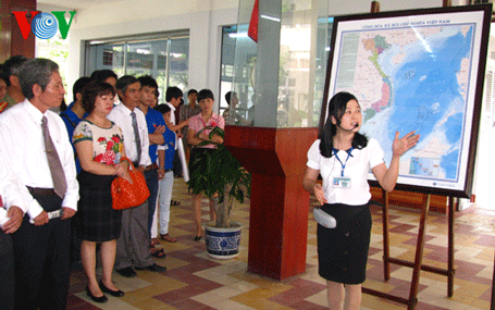 Hướng dẫn viên giới thiệu với du khách các tài liệu chứng minh Hoàng Sa Trường Sa của Việt Nam