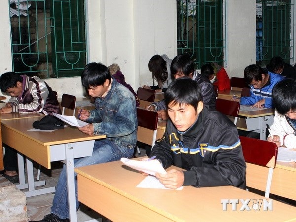 Công bố danh sách lao động Việt cư trú trái phép ở Hàn Quốc - 1 Người đi lao động tại Hàn Quốc dự thi kiểm tra tiếng Hàn. (Ảnh: Hữu Việt/TTXVN)