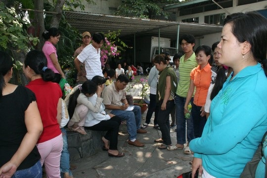 Không thể nắm kẻ trọc đầu - 2 Công nhân tại một doanh nghiệp ở quận 12, TP HCM lo lắng khi hay tin chủ doanh nghiệp bỏ trốn