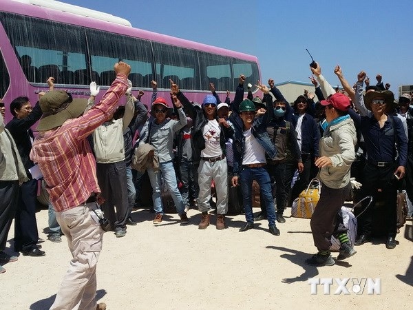 Tiến hành sơ tán đợt cuối cùng lao động Việt Nam tại Libya - 1 Lao động việt Nam được sơ tán bằng đường hàng không qua ngả Ai Cập. (Nguồn: TTXVN)