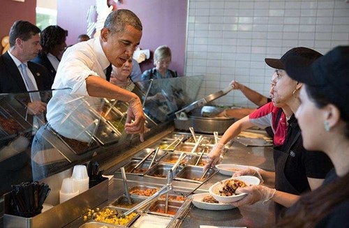 Tổng thống Obama dùng bữa tại một cửa hàng của Chipotle ở thung lũng Coachella, bang California