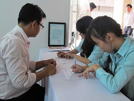 Đừng đánh mất cơ hội - 1 Sinh viên Khoa Ngân hàng Trường ĐH Kinh tế TP HCM tìm việc tại ngày hội việc làm