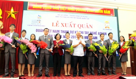 Lãnh đạo Bộ LĐ-TB&XH tặng hoa đại diện các thí sinh và chuyên gia