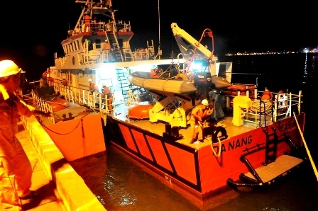 Tàu SAR 412 cập cảng đưa các ngư dân bị nạn vào bờ an toàn