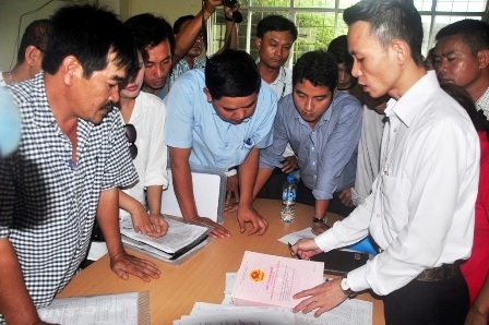 Người dân bao vây ông Võ Việt Bằng ở buổi đối thoại sáng 28/10