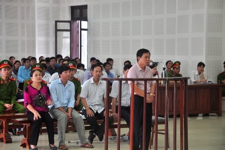Ông Trương Huy Liệu và các bị cáo tại phiên tòa