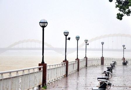 Sáng nay, TP Đà Nẵng có lúc xuất hiện mưa rất to.